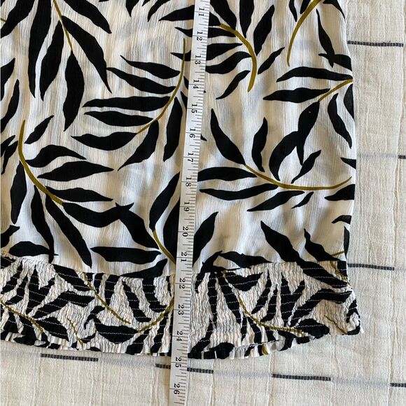 Fever Black and White Leaf Print Tank Top Size Medium - Picture 9 of 9